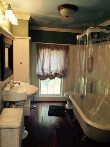 Niagara Gorge Mansion in Historic Village 5 Minutes from Falls