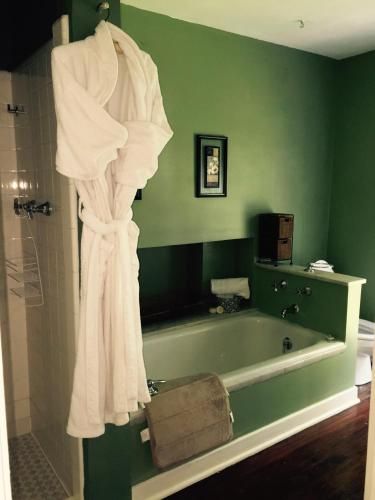 Niagara Gorge Mansion in Historic Village 5 Minutes from Falls