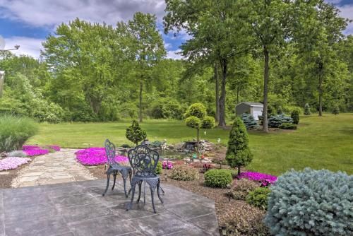 Charming Lewiston Apt 10 Miles to Niagara Falls!