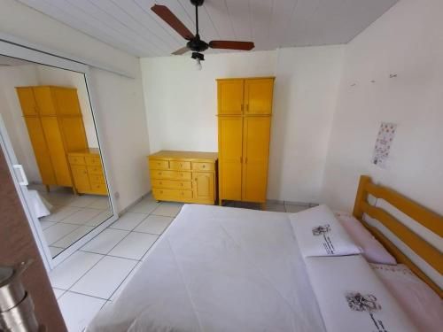 Hospedagem Familiar MC amarelo
