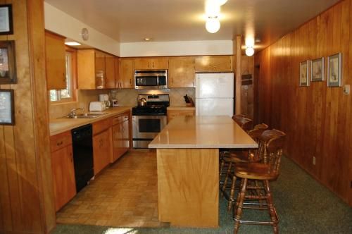 99 Yosemite Mountain Lodge