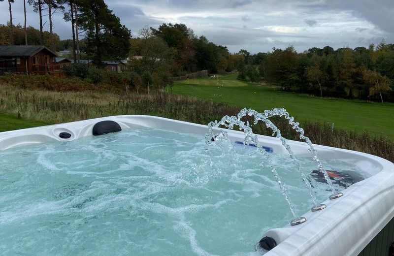 Luxury Hot Tub Lodge, Panoramic Views & Free Golf