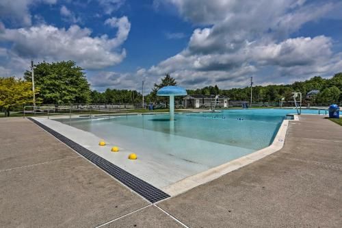 Poconos House with Deck and Game Room Less Than 2 Mi to Lakes!