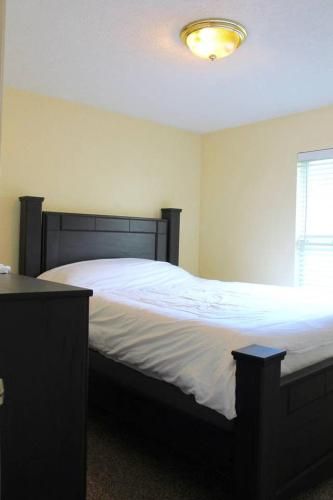 20 minutes to Downtown Nashville w/ Fenced in Yard