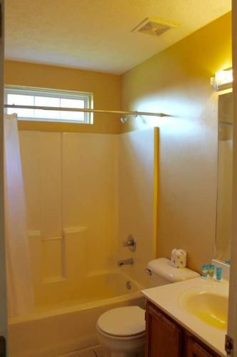 20 minutes to Downtown Nashville w/ Fenced in Yard