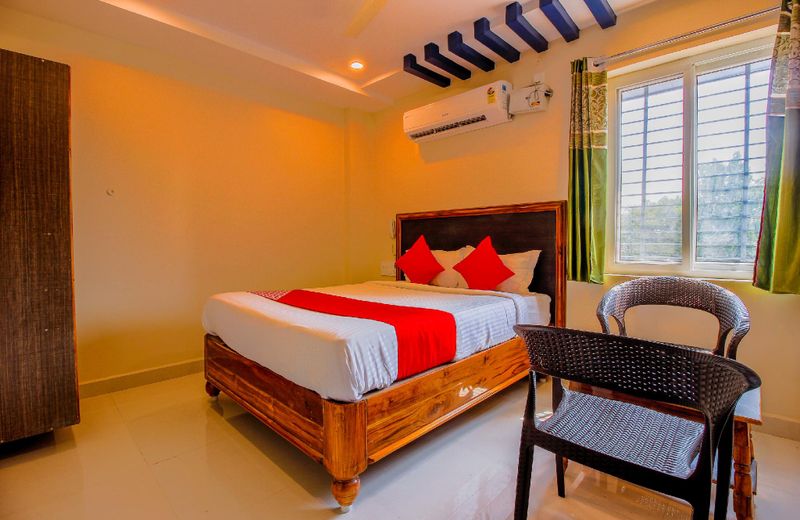 OYO 36823 Hotel Vamsee Empire