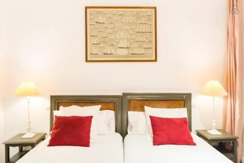 Explore a Walkable Neighborhood around a Comfy Apartment