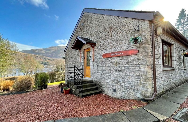 Stunning Lochside Lodge at the Foot of The Cobbler