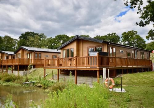 Poppy An Immaculate Lake side Lodge the Perfect Retreat, Sleeps 4