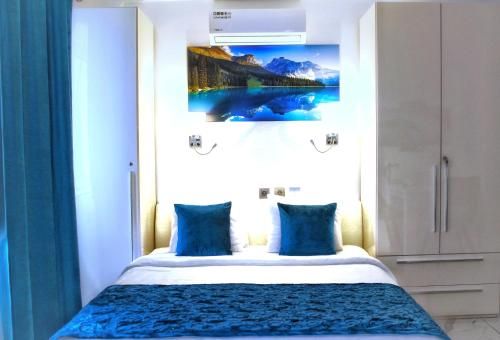 Seven Square Luxury Suites