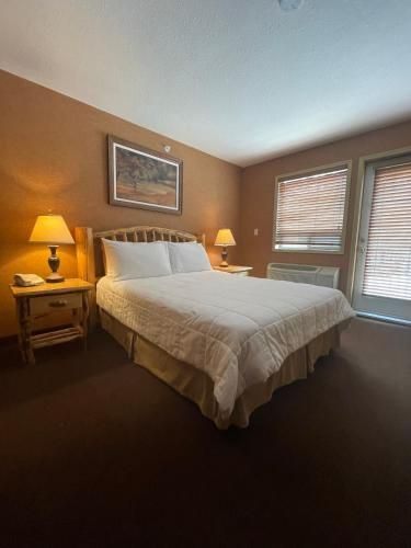 Elkwater Lake Lodge and Resort