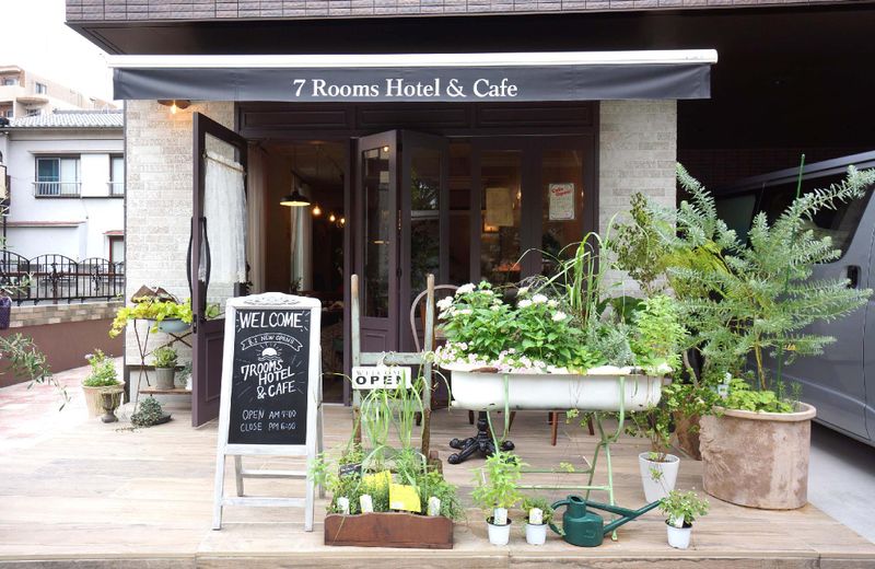 7 Rooms Hotel & Cafe