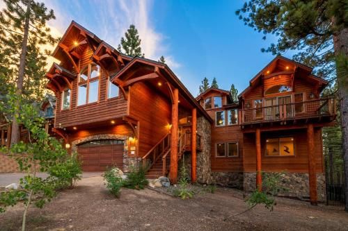 Big Bear Lodge With Sauna, Hot Tub, Decks & 4 Fireplaces Home
