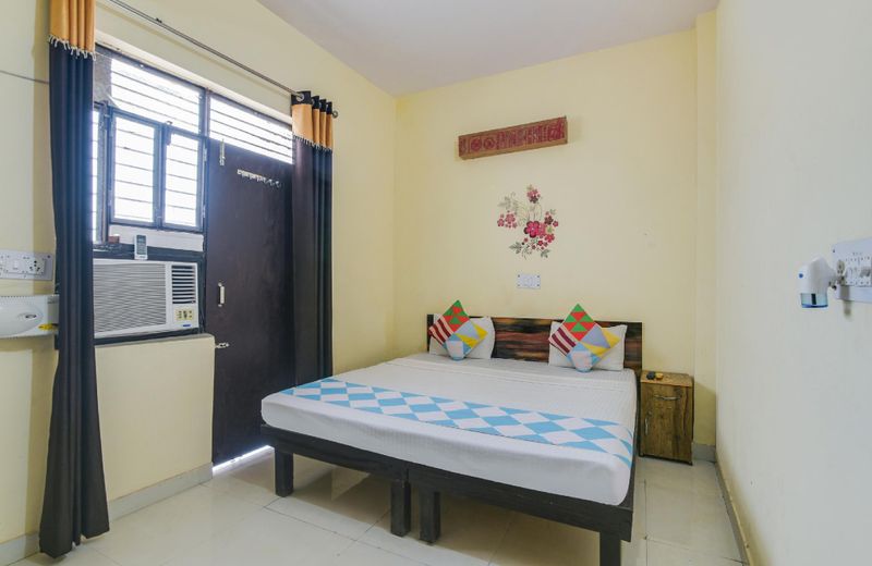 OYO 78416 Sahab Hotel & Homes