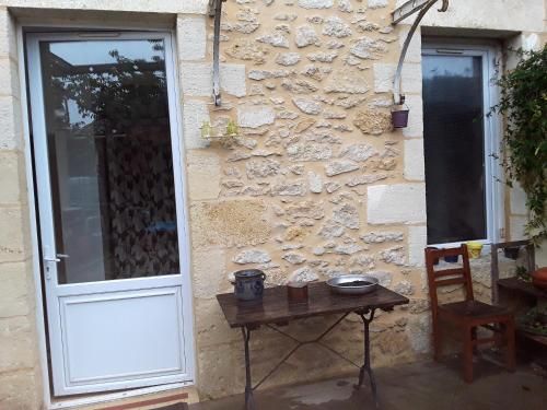 Studio in Langon with enclosed garden and WiFi