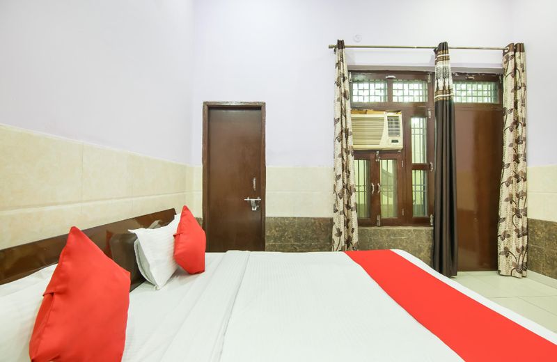 OYO 75672 Holidays Hotel