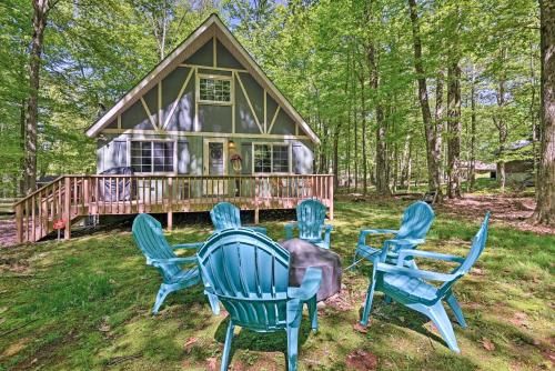 Cozy Poconos Chalet with Fire Pit and Spacious Deck!