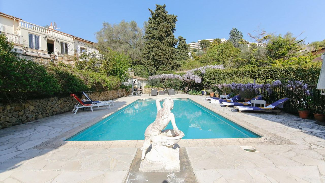 Grand villa overlooking Cannes and the sea.