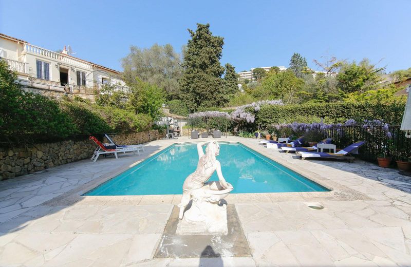 Grand villa overlooking Cannes and the sea.