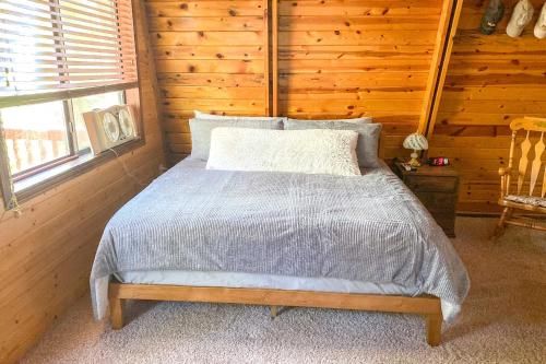 Munds Park Cabin with Furnished Deck and Fire Pit!