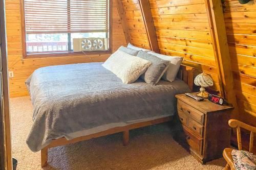 Munds Park Cabin with Furnished Deck and Fire Pit!