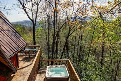 Bear View Chalet with hot tub and near Ober