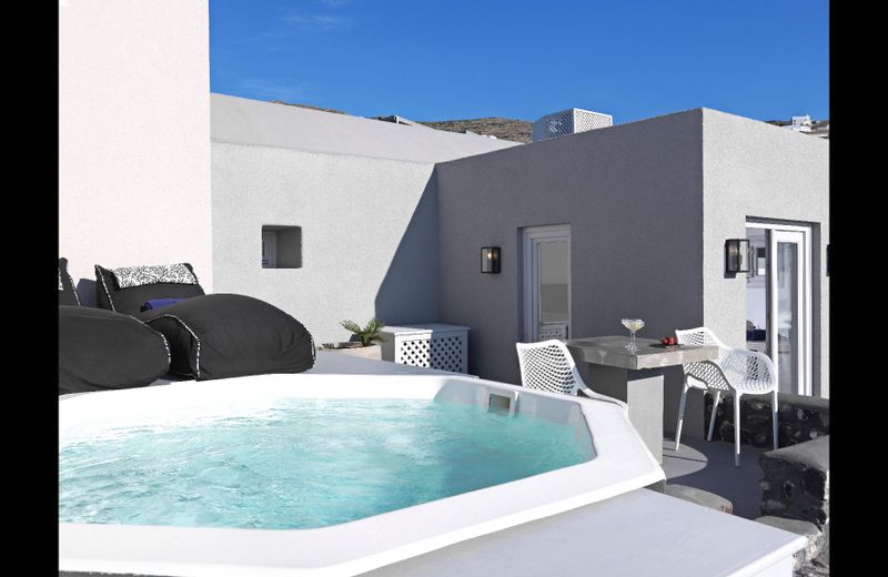 Executive Villa with Private Indoor or Outdoor Plunge-pool 2 Guests