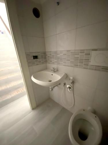 House with 2 bedrooms in Caprona with terrace and WiFi 10 km from the beach