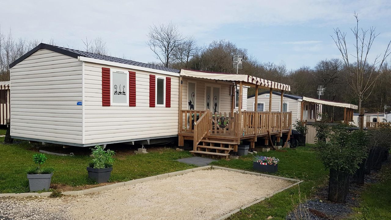 Mobile homes at the Domaine de Dugny campsite in Onzain