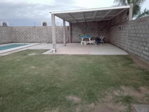 CASA CON PILETA Y COCHERa