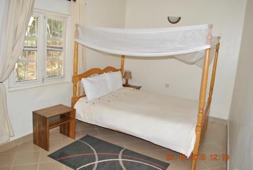 Little Woods Inn