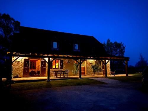 Maison perigourdine avec piscine a la campagne
