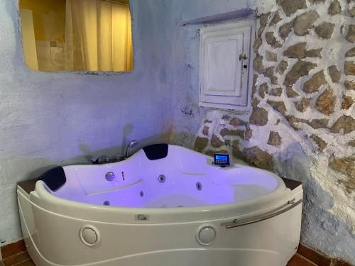 La Olivera APARTHotel Rural Suites bañera hidro o Jacuzzi privados