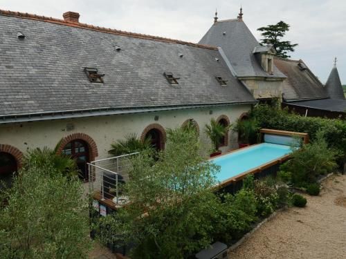 GITE LONGERE DE 15 PERSONNES AU CHATEAU DE JALLANGES VOUVRAY