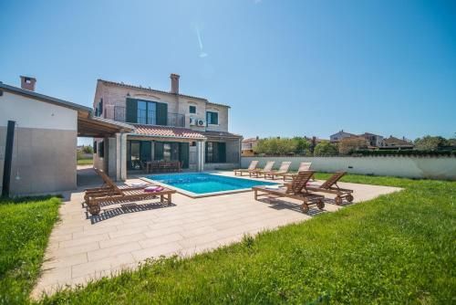 Villa Pomer with a private Swimming pool near the Sea