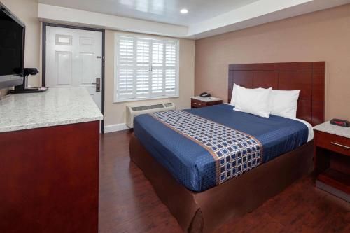 Travelodge by Wyndham Harbor City