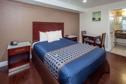 Travelodge by Wyndham Harbor City