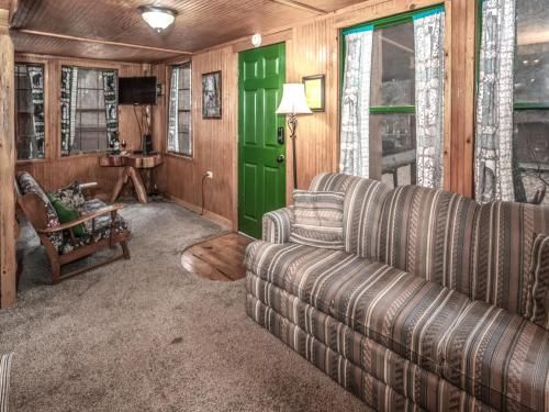 Bear Den, 3 Bedrooms, Front Porch, Midtown, Sleeps 7