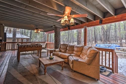 Munds Park Cabin with Furnished Deck and Fire Pit!