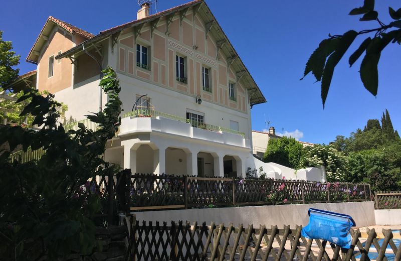 Spacious house, jacuzzi, swimming pool, garden, comfort near tourist sites
