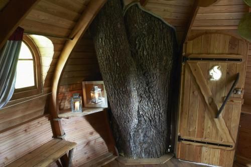 Insolite dans les arbres Les Ormes, Epiniac