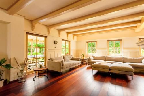 Beautiful American style villa with heated Pool and Jacuzzi