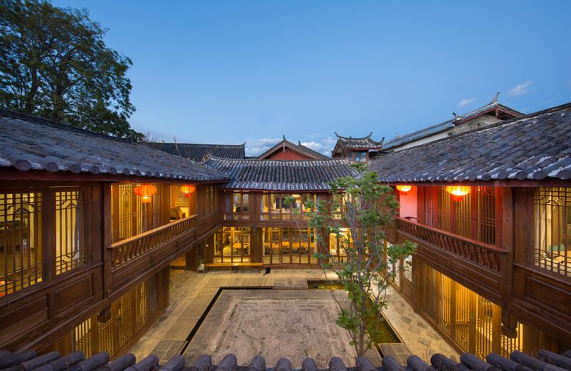 Lijiang Banxicaotang Inn