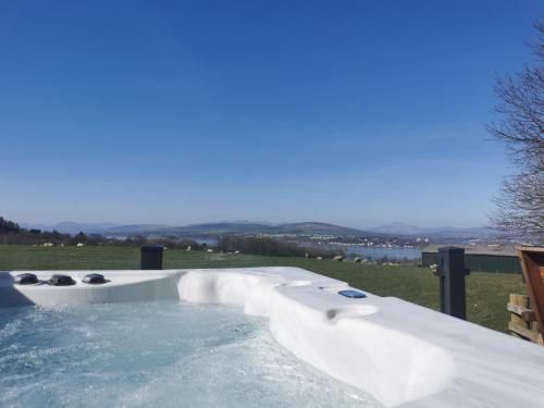 Luxurious Super-king Lodge with hot tub