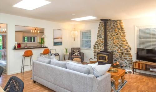 Summit Sanctuary! Redwoods! Fire Table!! BBQ Grill! Fast WiFi!! Dog Friendly!