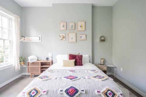 Minimalism BnB Walk to downtown!