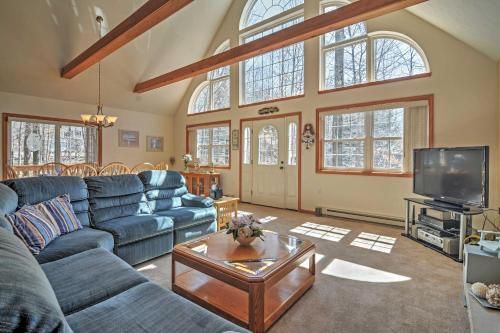Family Home with Spacious Deck in Arrowhead Lake!
