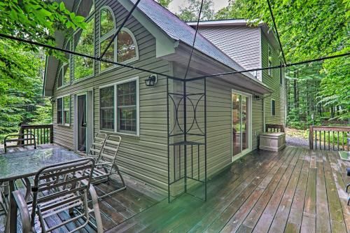 Family Home with Spacious Deck in Arrowhead Lake!