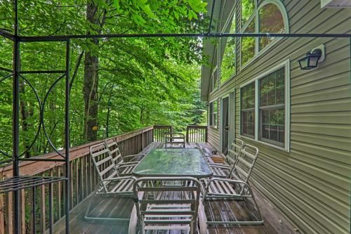 Family Home with Spacious Deck in Arrowhead Lake!
