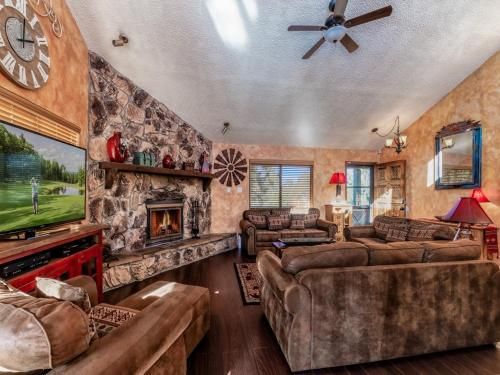 Hummingbird Oasis, 3 Bedroom, 3 Baths, Hot Tub, Sleeps 6, AC, TV's
